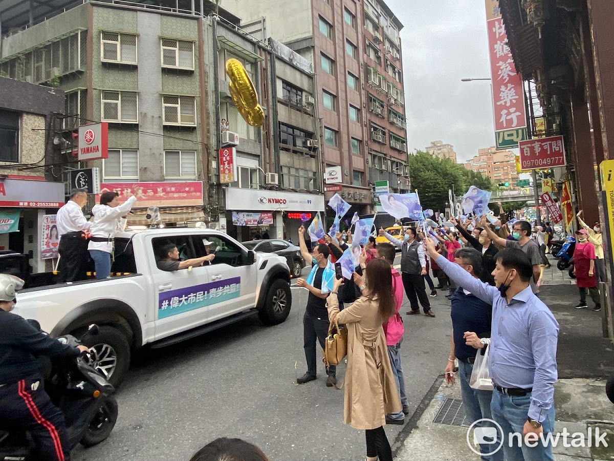 無黨籍台北市長候選人黃珊珊在民眾黨主席柯文哲陪同下進行車掃。 圖：周煊惠 / 攝