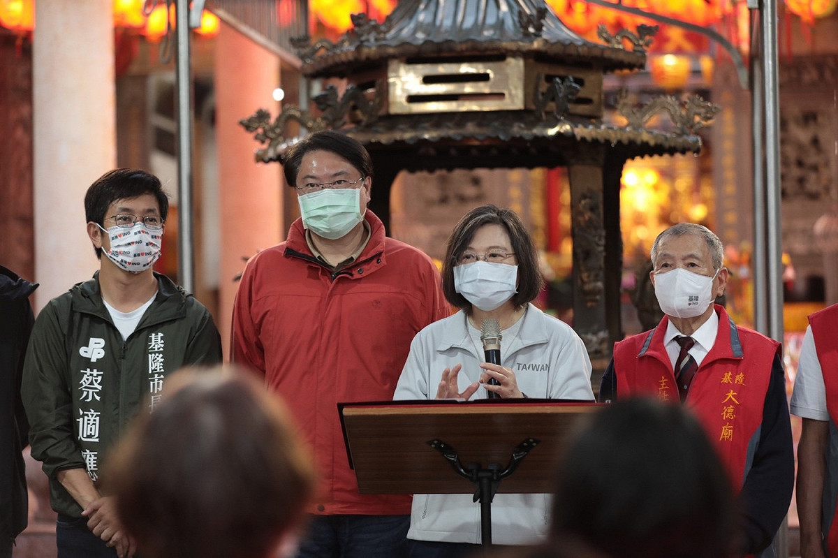 身兼民進黨主席的總統蔡英文25日和基隆市長林右昌陪同基隆市長候選人蔡適應，赴基隆市七堵區大德廟參香祈福。 圖：民進黨/提供