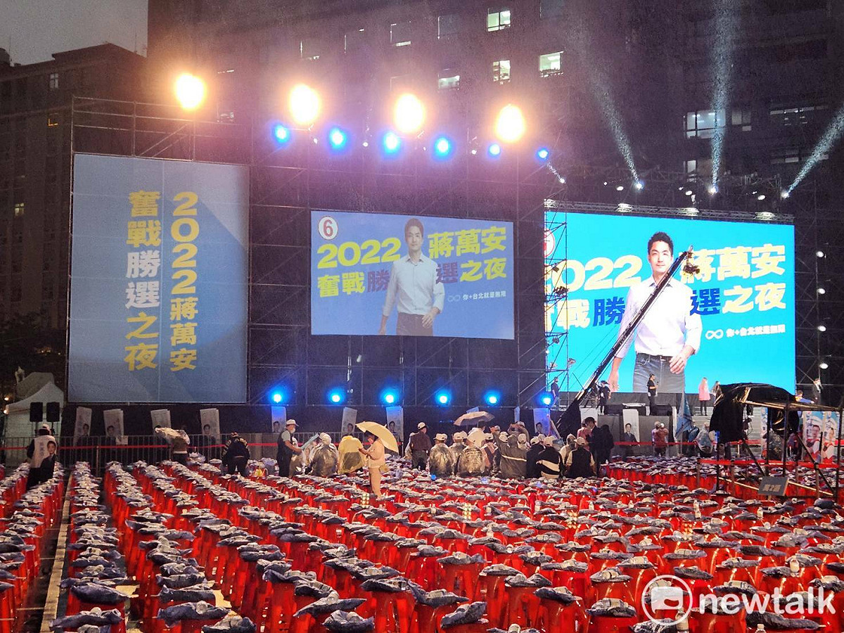 國民黨台北市長候選人蔣萬安的選前之夜舞台號稱比中國央視春晚的舞台還大。 圖：黃建豪/攝