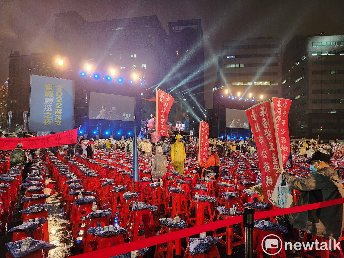國民黨台北市長候選人蔣萬安的選前之夜舞台號稱比中國央視春晚的舞台還大。 圖：黃建豪/攝