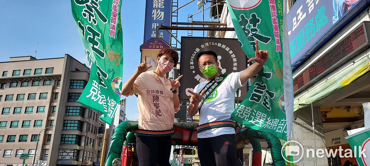 台南市東區市議員蔡旺詮下午進行車隊掃街拜票活動，立委陳亭妃全程陪同，沿途許多熱情支持者揮手致意、高呼當選，為蔡旺詮加油打氣。 圖：黃博郎／攝