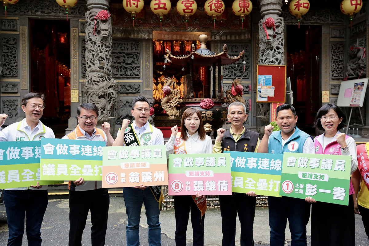 立委吳秉叡、張宏陸、和蘇巧慧今(25)日共同邀請新北市議員張維倩、議員候選人翁震州、彭一書，於中和東德宮祈福參香，隨後進行聯合車掃。 圖：蘇巧慧辦公室提供