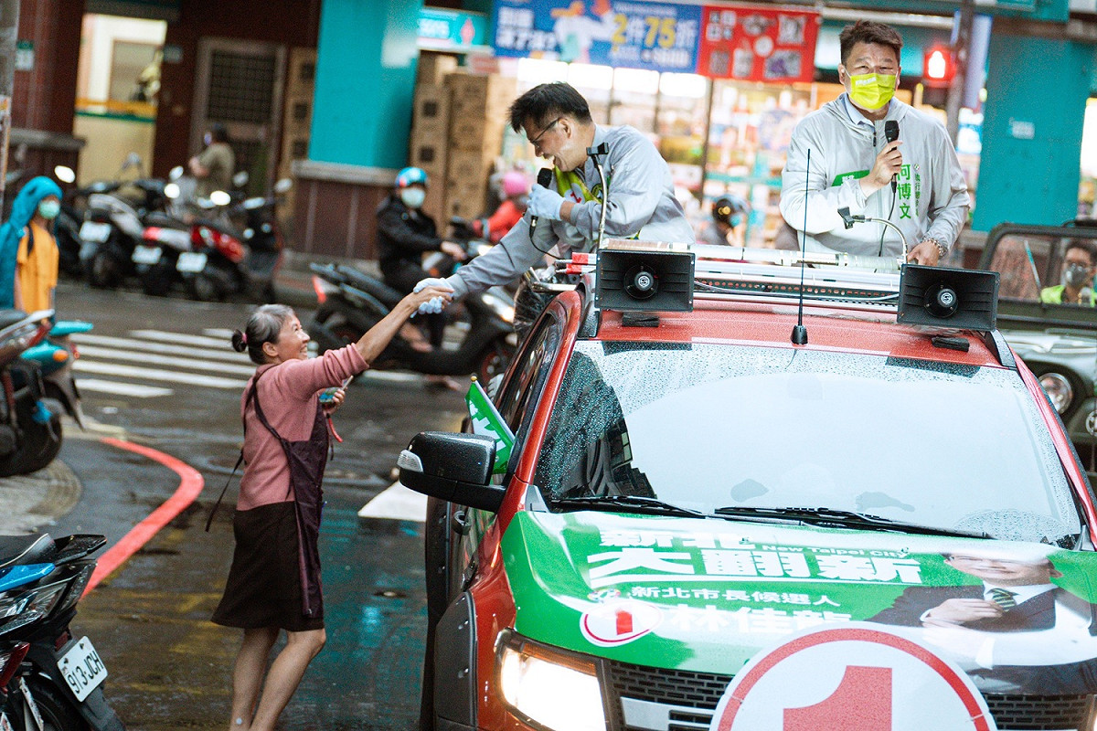 沿街市民朋友不僅熱情向車隊及候選人加油、打氣，更有支持者燃放鞭炮熱鬧迎接。 圖：林競辦提供