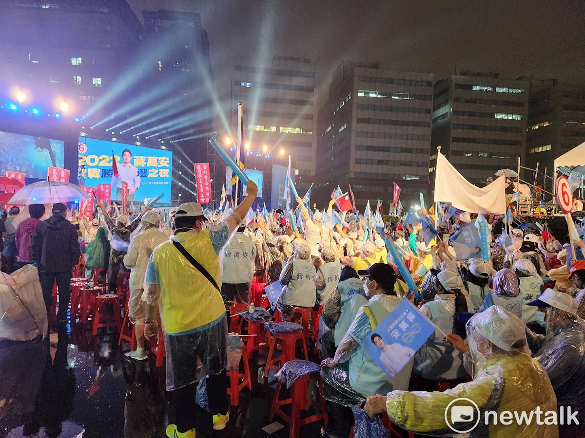 國民黨台北市長候選人蔣萬安的選前之夜在晚間7點半號稱已超過2萬5000人到場。 圖：黃建豪/攝
