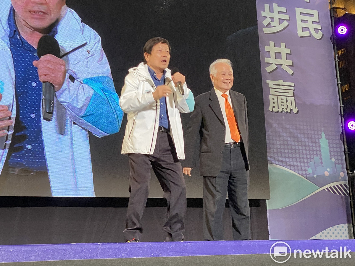 親民黨副主席張昭雄（右）在永康商圈發展協會理事長李慶隆（左）陪同下現身力挺無黨籍台北市長候選人黃珊珊，並宣布親民黨主席宋楚瑜唯一支持黃珊珊。 圖：周煊惠 / 攝
