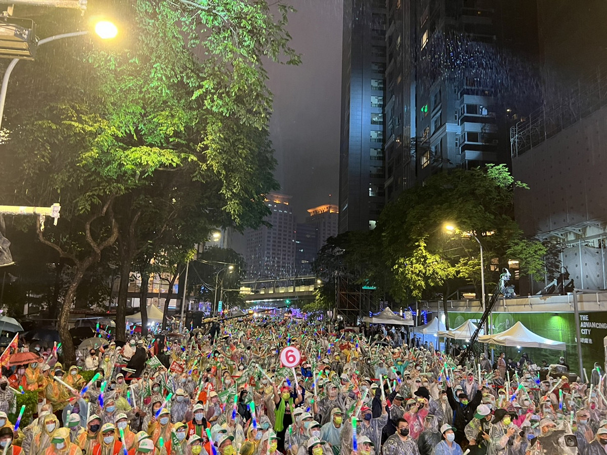 晚間大雨，支持者仍熱情相挺。 圖：林競總提供