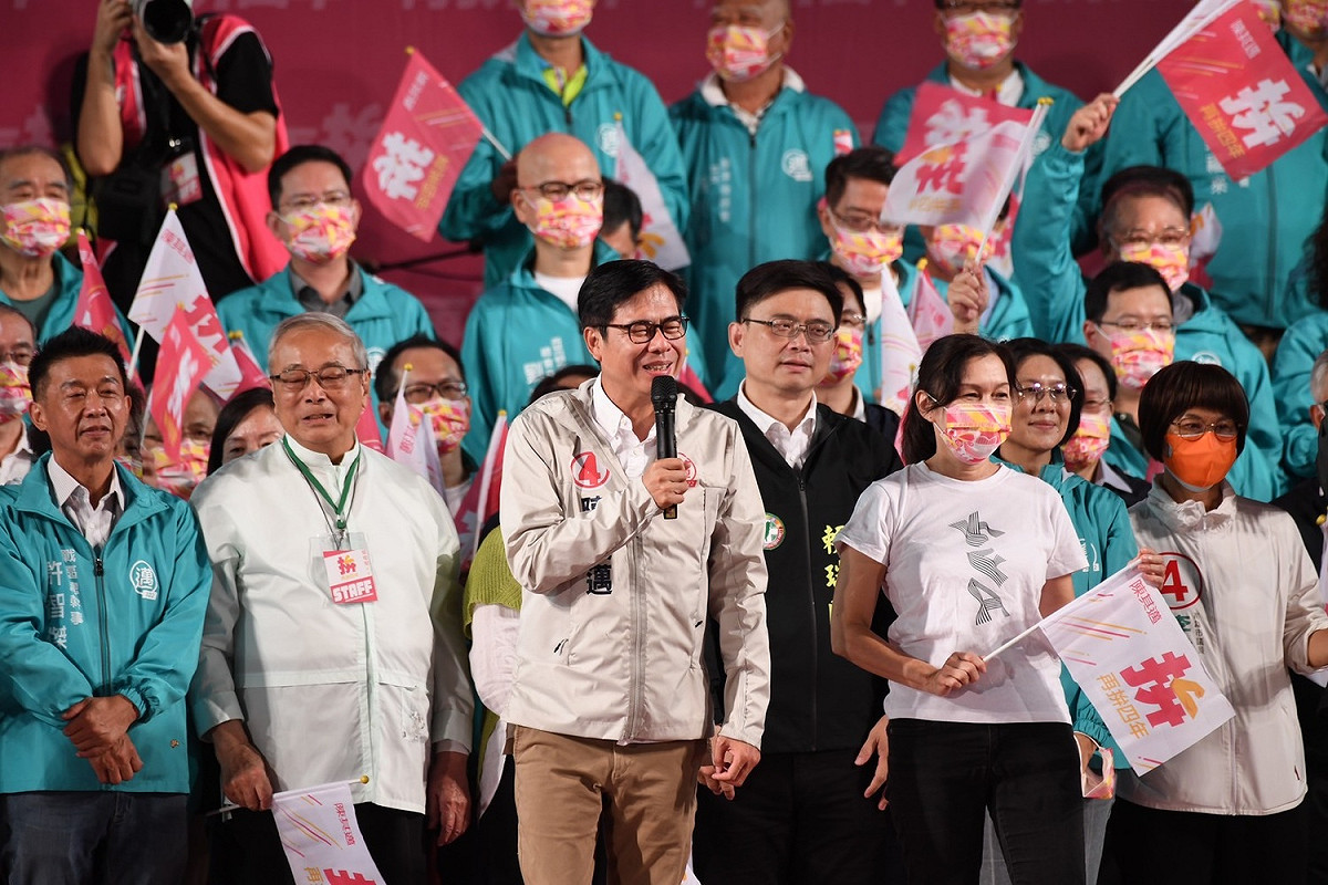 陳其邁(中)選前之夜難得與夫人吳虹(右二)同台。 圖：陳其邁競總提供