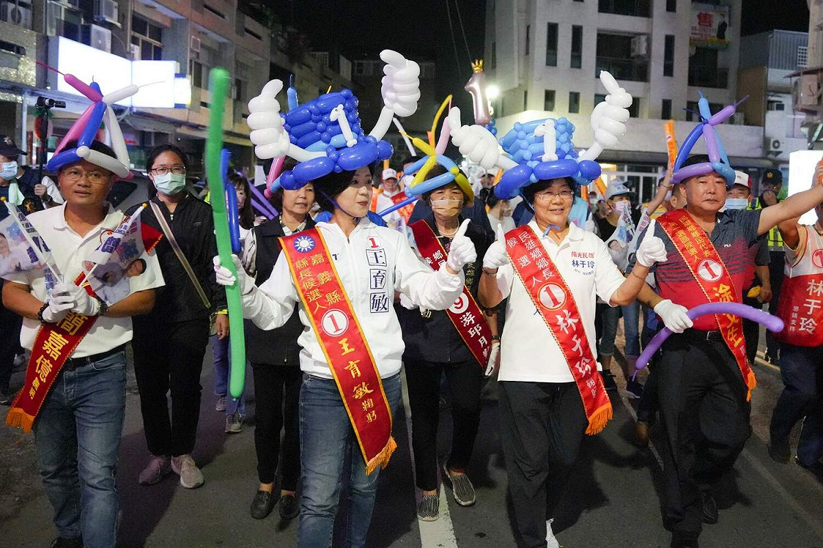 國民黨嘉義縣長候選人王育敏選前之夜在民雄踩街，彷彿嘉年華會。 圖：王育敏競選總部/提供