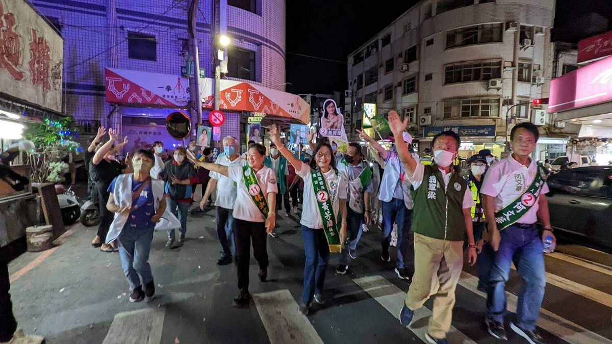 民進黨嘉義縣長候選人翁章梁陪其他候選人踩街造勢。 圖：翁章梁競選總部/提供