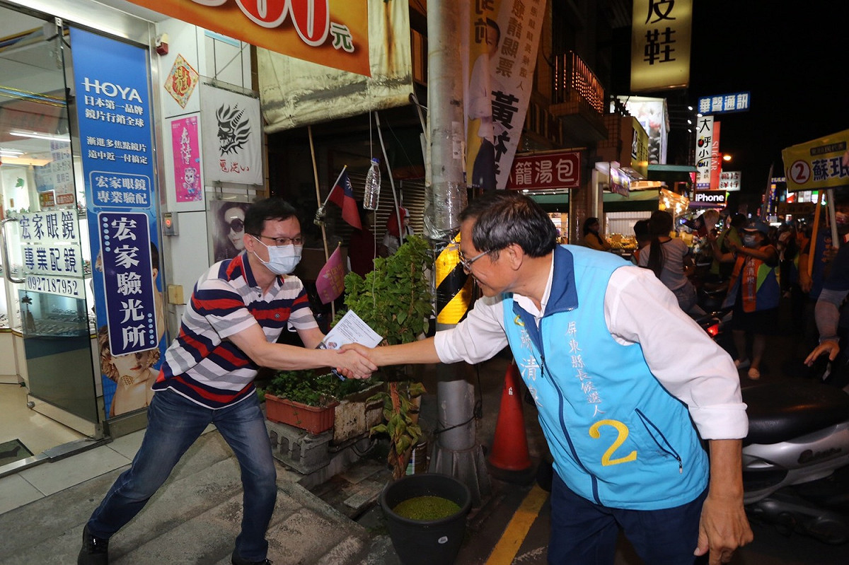 蘇清泉(右)邊遊行邊拜票。 圖：蘇清泉競總提供