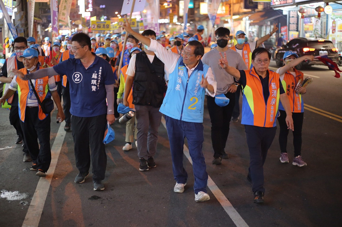 蘇清泉(中)以歡樂方式走完選前之夜。 圖：蘇清泉競總提供