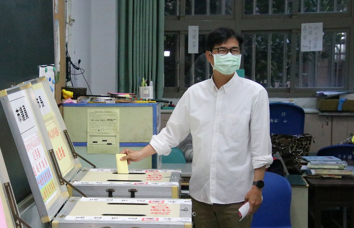 陳其邁投下神聖的一票。 圖：孫家銘攝