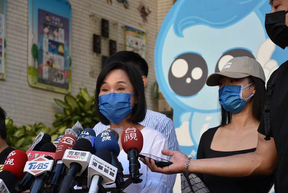 柯志恩(左)投完票後受訪。 圖：孫家銘攝