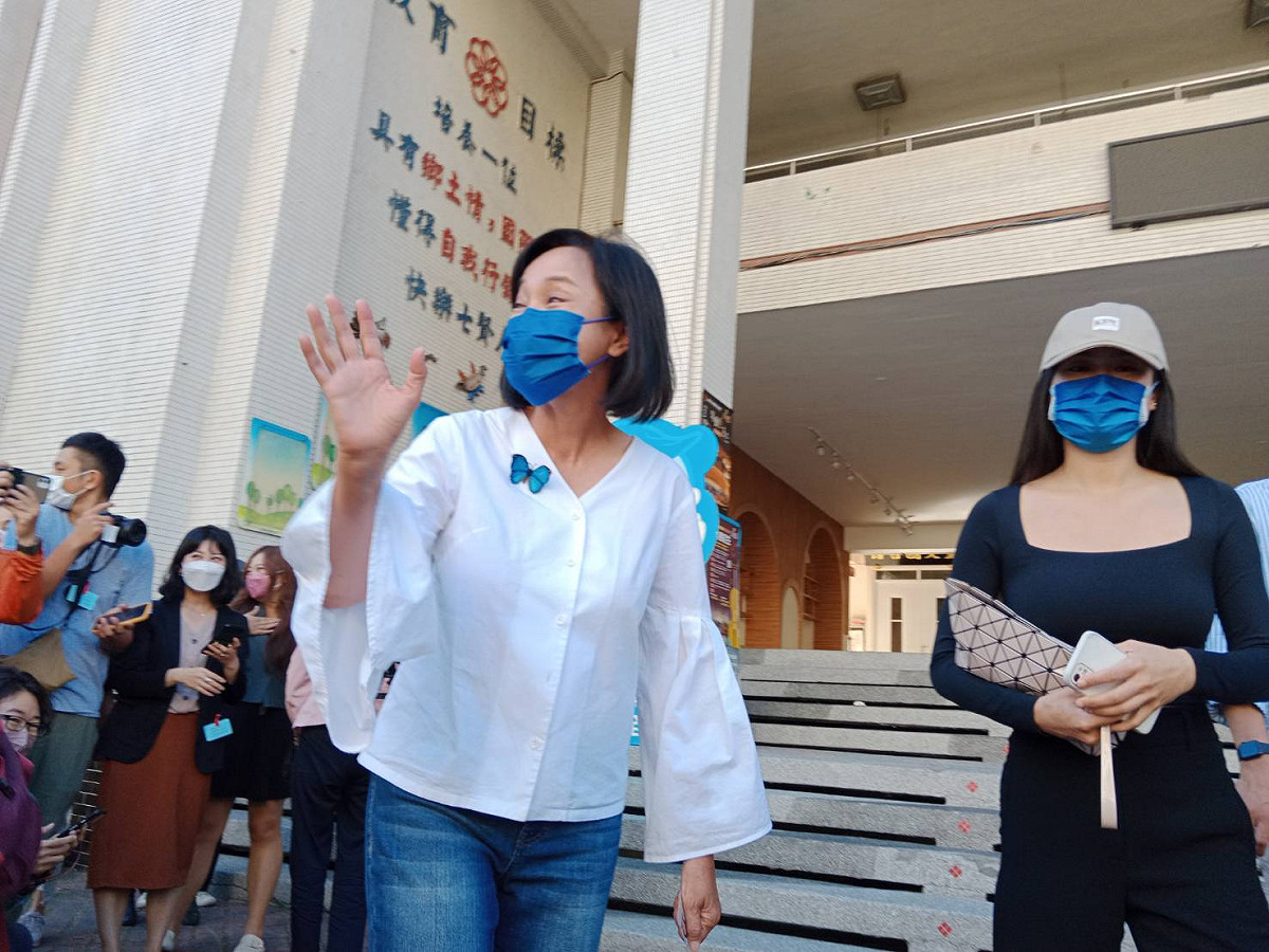 柯志恩(左)在女兒陪伴下揮手告別。 圖：孫家銘攝