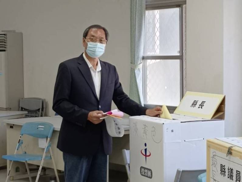 蘇清泉完成投票。 圖：蘇清泉競總提供