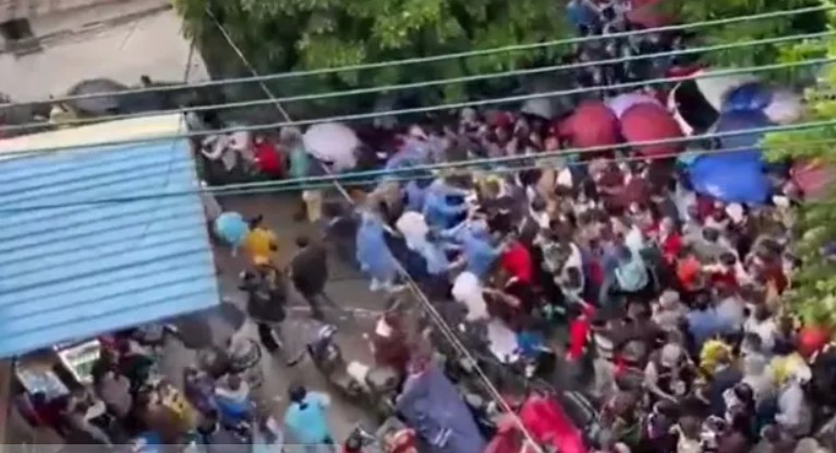 網友上傳廣東順德檢疫現場，畫面可見檢測站湧入大批搶驗核酸的民眾。 圖：翻攝推特