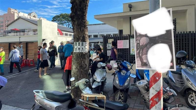 爆料公社貼文指候選人在投開票所附近張貼競選文宣。 圖：翻攝爆料公社