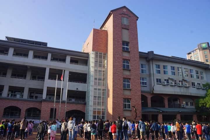 高市光榮國小一名老婦投票時跌倒受傷。 圖：翻攝學校粉絲團