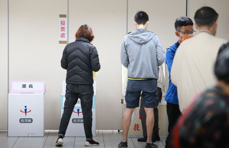 選舉日投票注意，手機不得攜入投票所，除非先將行動裝置關閉電源。（示意圖，非當事人／攝影中心） 示意圖，非當事人／攝影中心
