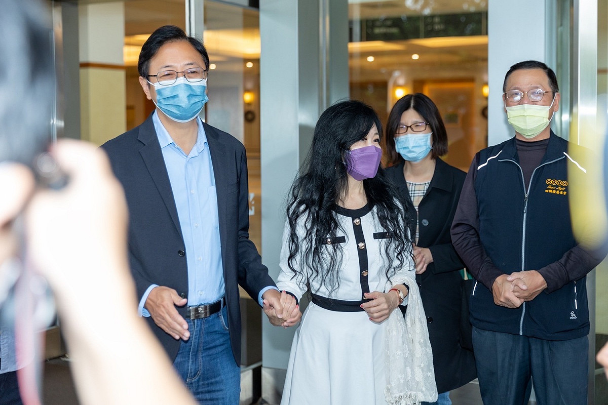 張善政今早由妻子張琦雅、黨主席朱立倫陪同前往龍潭渴望園區投票所完成投票。 圖：張善政競辦／提供