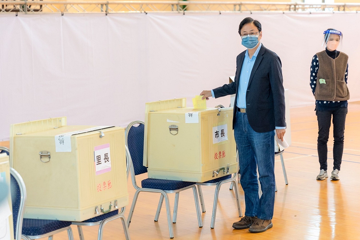 張善政今早由妻子張琦雅、黨主席朱立倫陪同前往龍潭渴望園區投票所完成投票。 圖：張善政競辦／提供