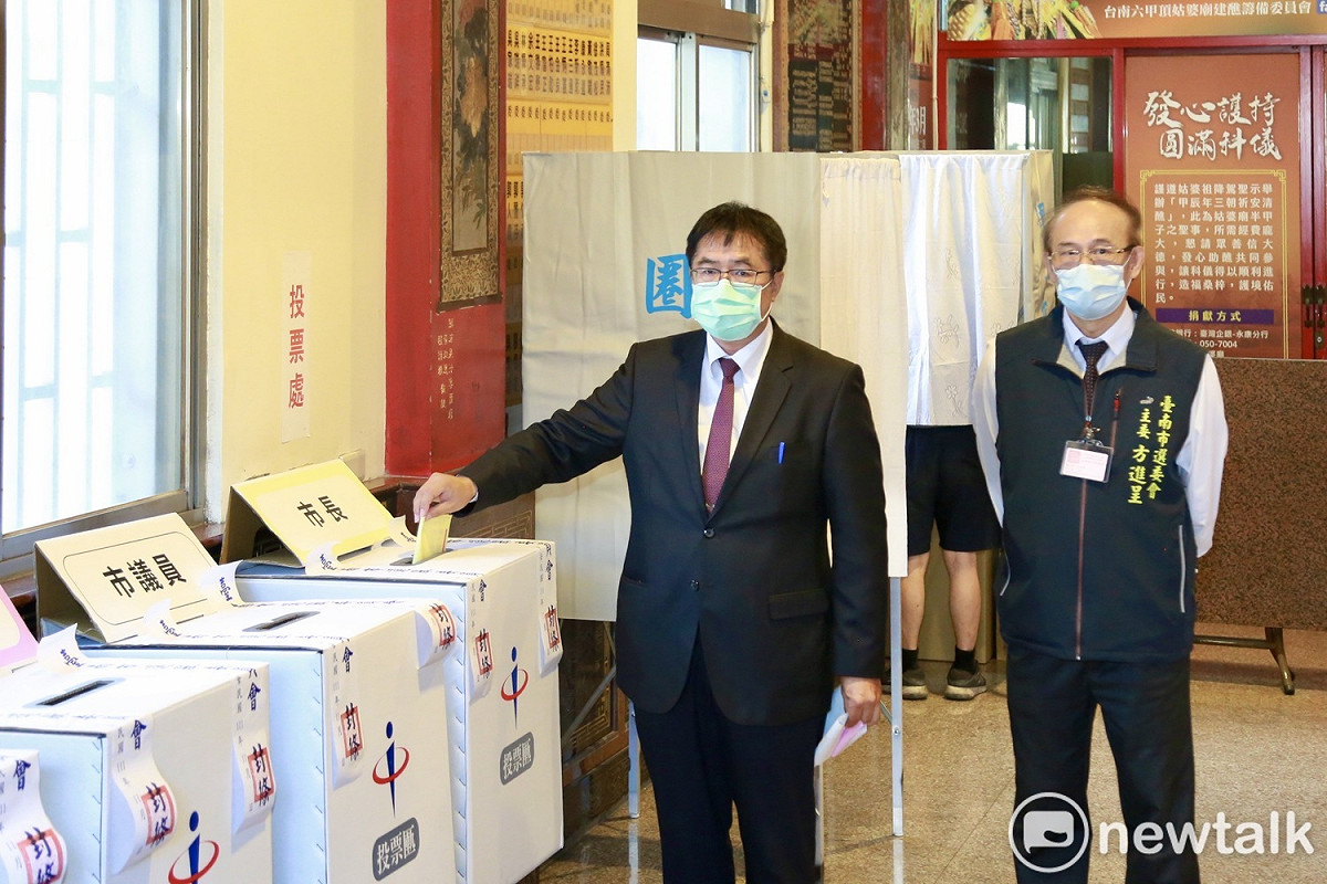 爭取連任的台南市長黃偉哲一早便赴投票所，行使公民權，為自己投下神聖的一票。黃偉哲指出，今天風和日麗，希望民眾踴躍走出家門投票，他也衷心期盼，選後民眾能儘速恢復穩定的秩序及情緒。 圖：黃博郎／攝