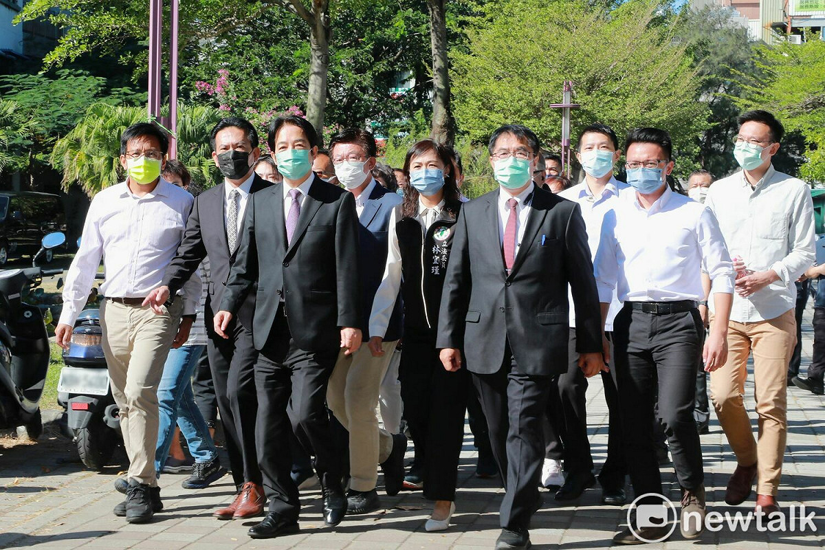 戶籍地在台南的賴清德副總統也專程回到台南投票，台南市長黃偉哲在投完票後特赴安平陪同賴清德投票。 圖：黃博郎／攝