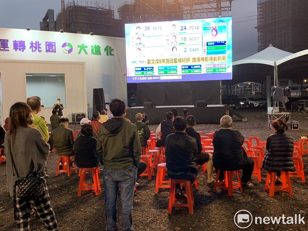 鄭運鵬北區競總支持者緊盯開票進度。 圖：林昀真/攝