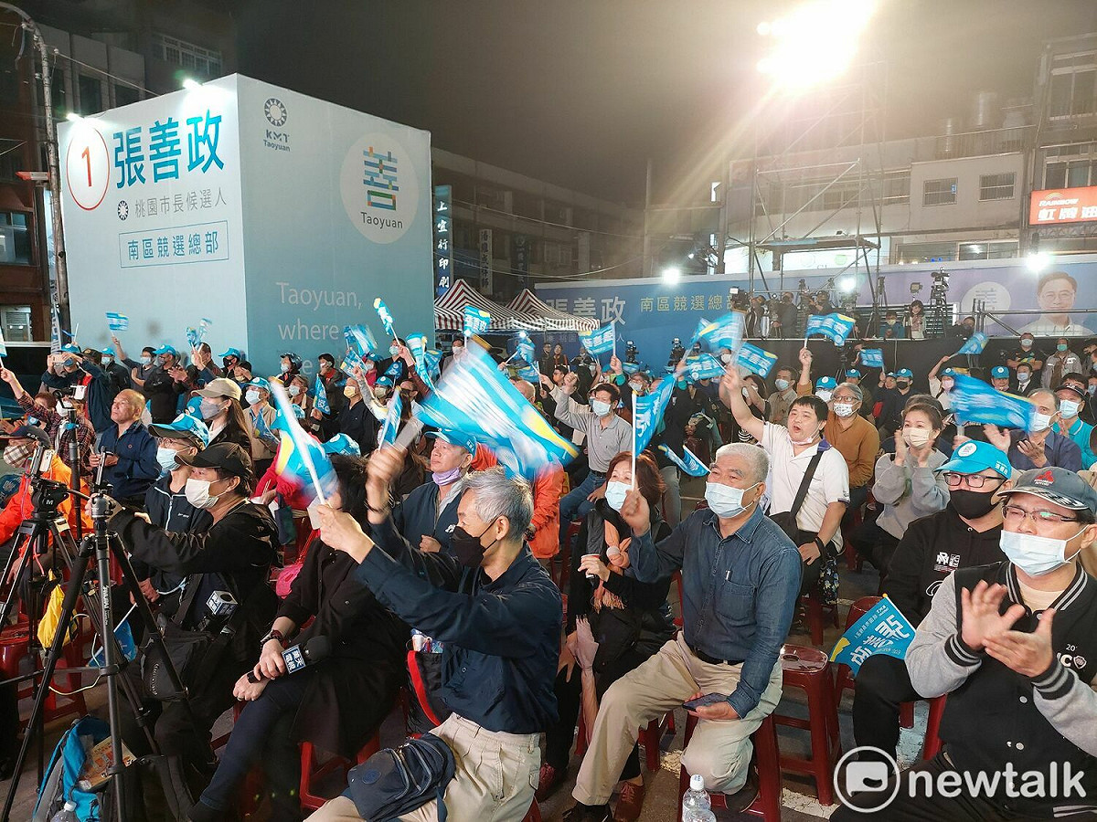 張善政位於中壢的南區競選總部現場，民眾情緒高漲沸騰。 圖：林昀真/攝