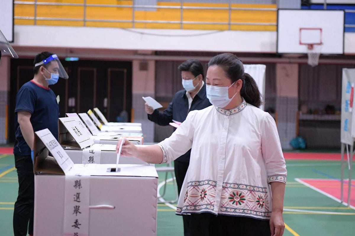 徐榛蔚稍早自行宣布當選花蓮縣長。 圖：翻攝自徐榛蔚臉書