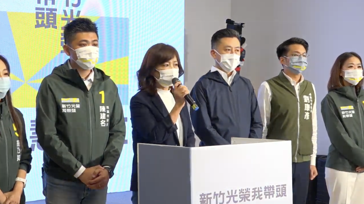 民進黨新竹市長候選人沈慧虹哽咽感謝團隊、支持者。 圖：翻攝直播畫面