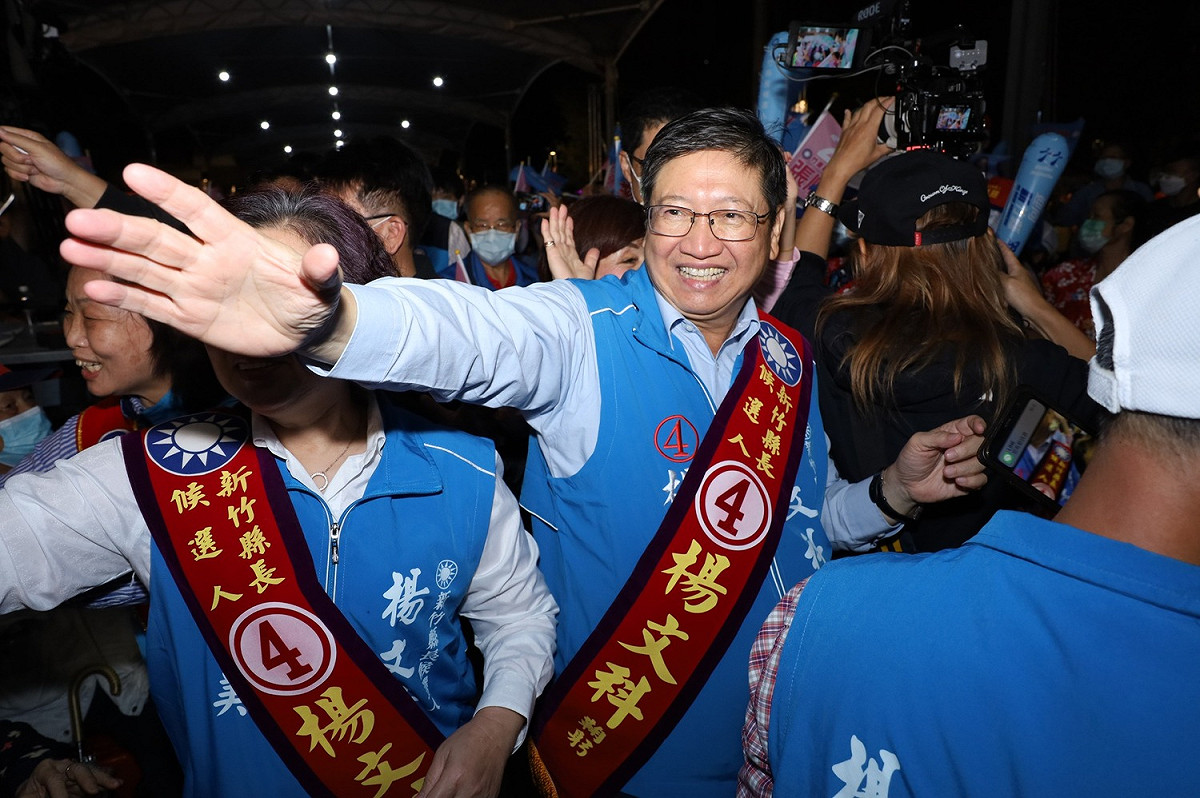 截至 19 時 36 分開票結果，國民黨籍新竹縣長候選人楊文科拿下逾 4 萬 5 千票，投票率達近 65 %，在晚間自行宣布當選連任新竹縣長。 圖：擷自楊文科臉書
