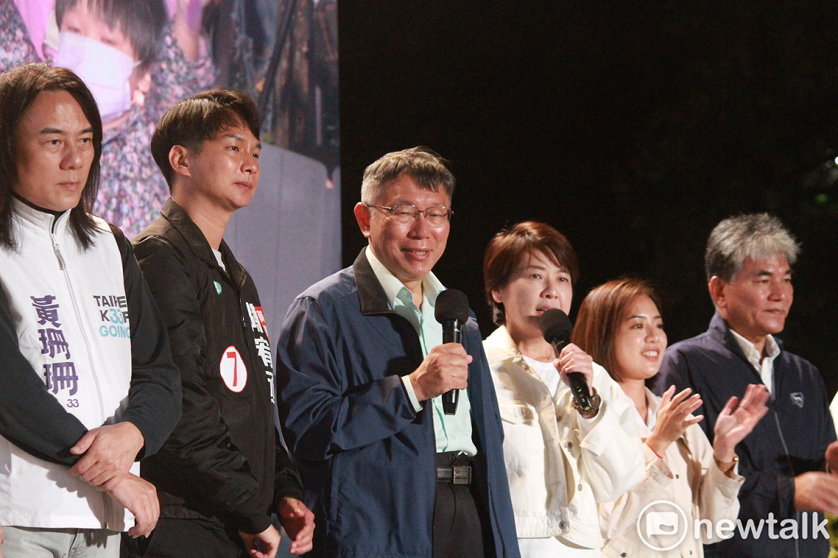 無黨籍台北市長候選人黃珊珊今晚宣布敗選，民眾黨主席柯文哲也到場陪同。 圖：周煊惠 / 攝