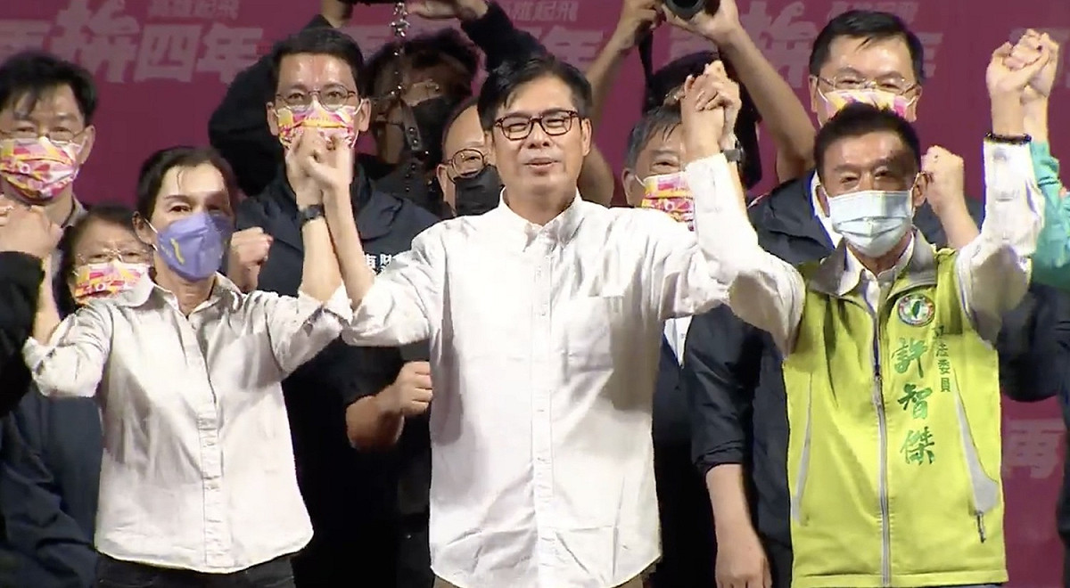 陳其邁自行宣布當選，成功連任高雄市長。 圖：擷取自陳其邁臉書直播
