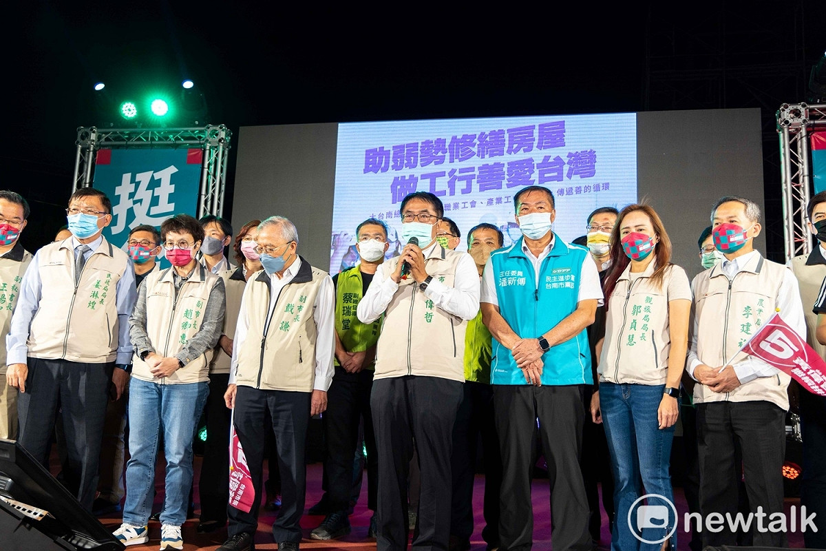 台南市長黃偉哲今日以不到5萬票之差險勝國民黨候選人謝龍介，雖然順利延續民進黨在台南市（含原台南縣）執政近30年的不敗神話，讓台南市成為民進黨執政時間最長的縣市。 圖：黃偉哲競總提供