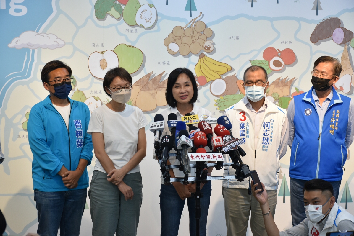 柯志恩(中)與競選團隊核心召開選後記者會。 圖：孫家銘/攝