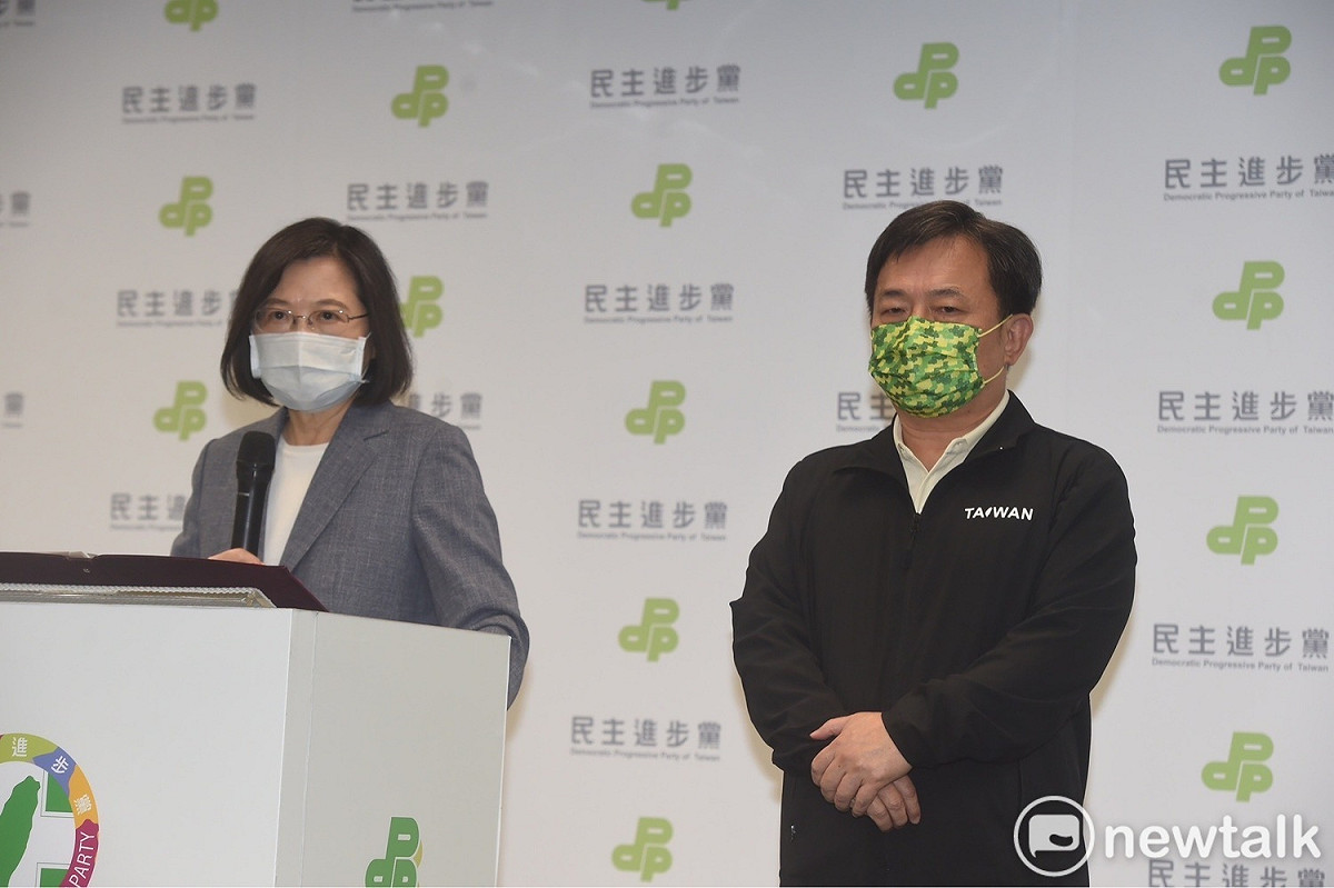 身兼民進黨主席的蔡英文總統26日晚間宣布辭去黨主席。 圖：張良一/攝