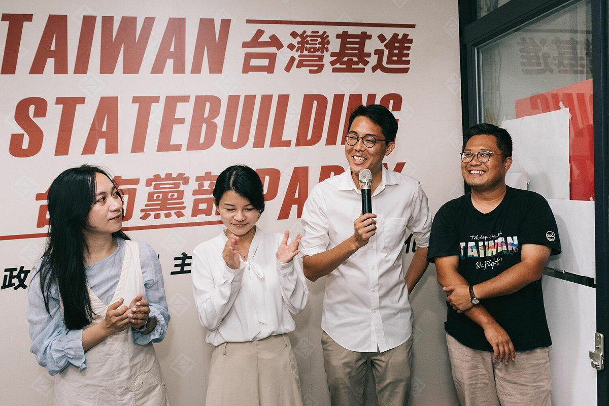 台灣基進台南黨部主委暨東區市議員候選人李宗霖(右2)當選議員，基進台南議員候選人吳依潔、陳嘉伶、王明彥一同在黨部祝賀。 圖:台灣基進台南黨部提供