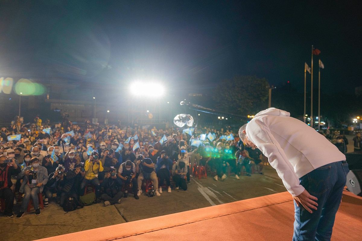 侯友宜上台致詞時，首先深深一鞠躬，感謝四百萬市民朋友，相信、肯定侯友宜這四年來的努力。 圖：侯選辦提供
