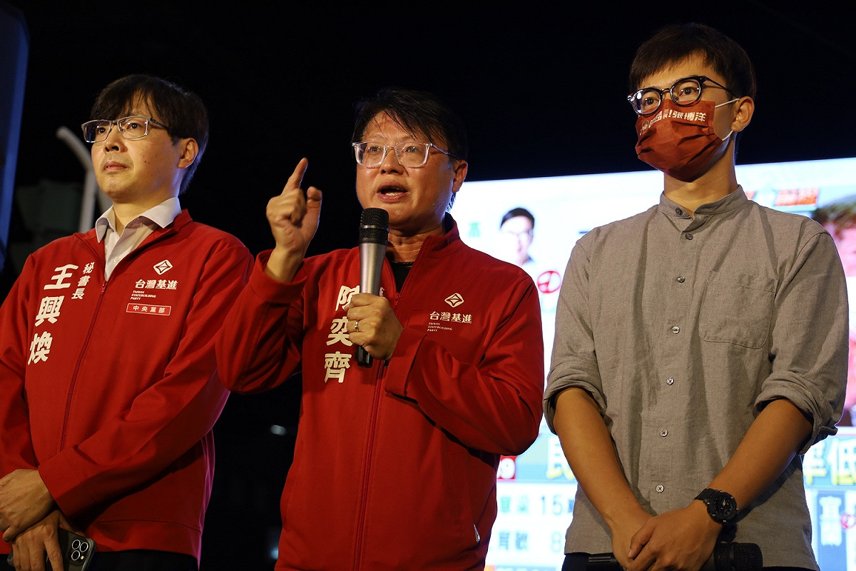 陳奕齊(中)介紹高雄市新科議員張博洋。 圖：台灣基進提供