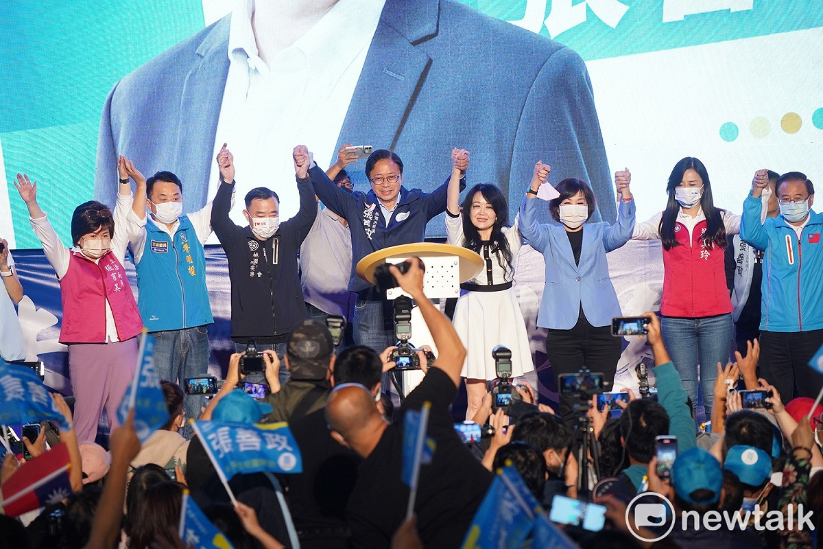 張善政與輔選團隊高舉勝利雙手宣布當選。 圖：林昀真／攝