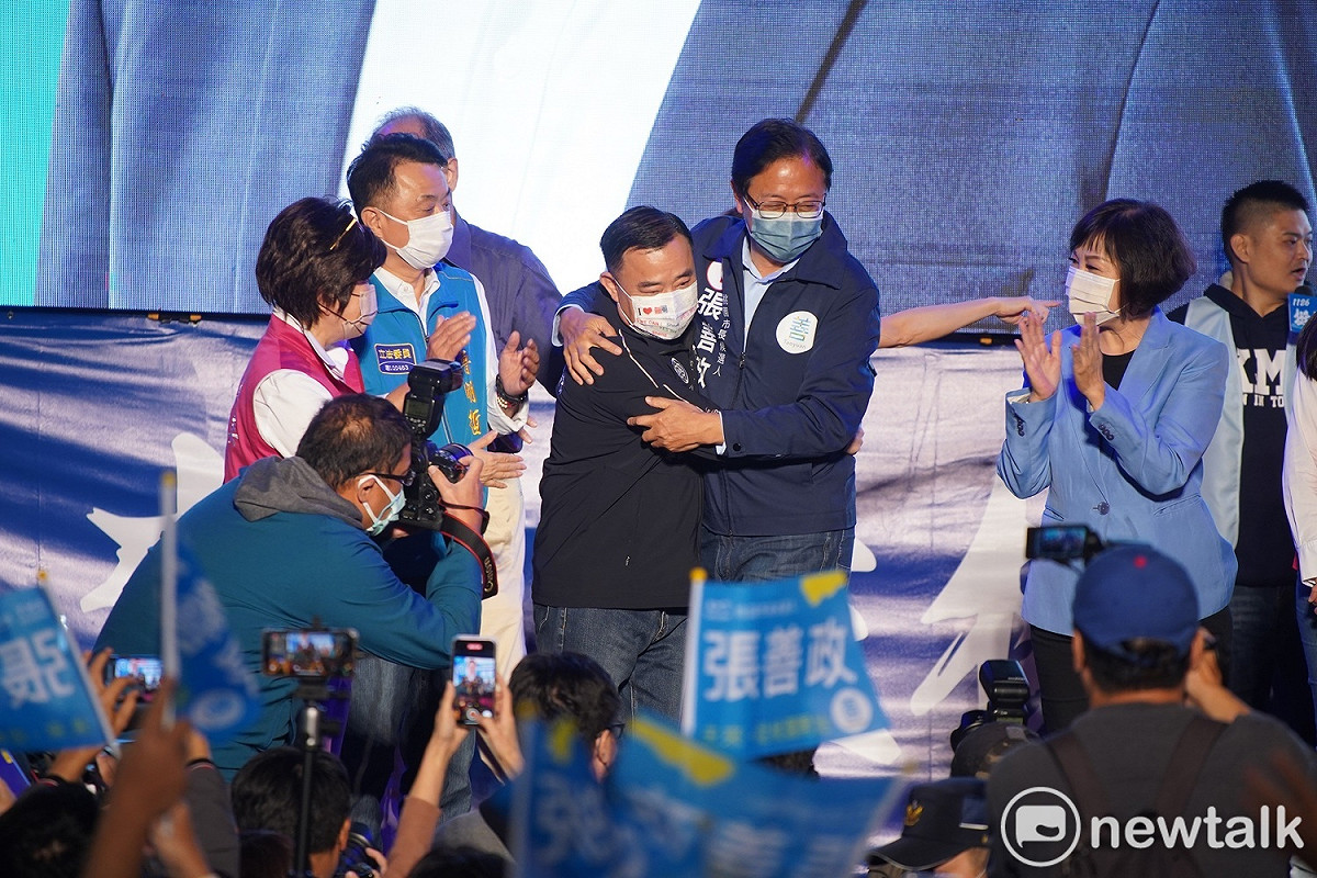 張善政宣布當選，感謝議長邱奕勝及立委們在選舉過程中相挺。 圖：林昀真／攝