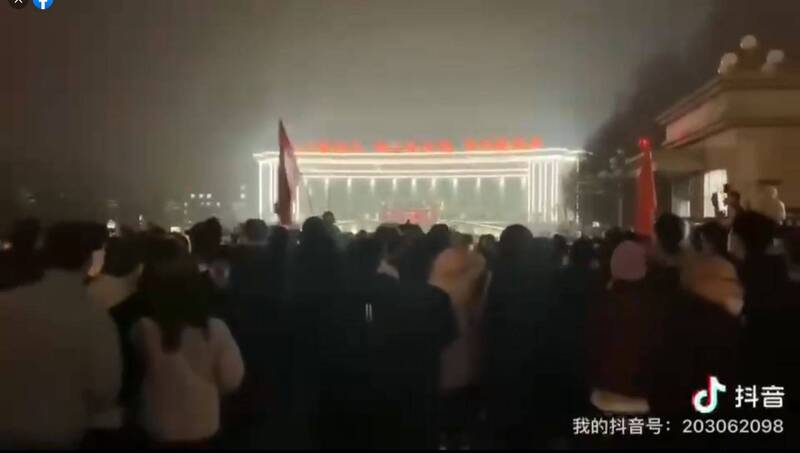 新疆烏魯木齊市發生一起住宅大樓火災，並傳出因社區過度防疫阻礙救災。抗議人群包圍政府大樓。 圖片來源:網路