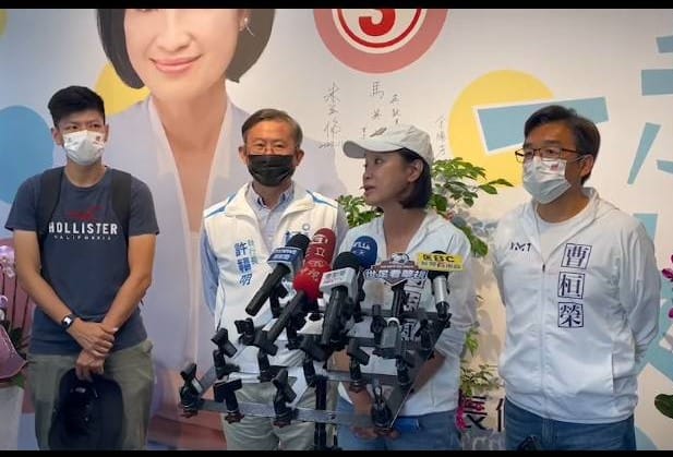 柯志恩(右二)認為議員盤有守住。   圖：柯志恩競總提供