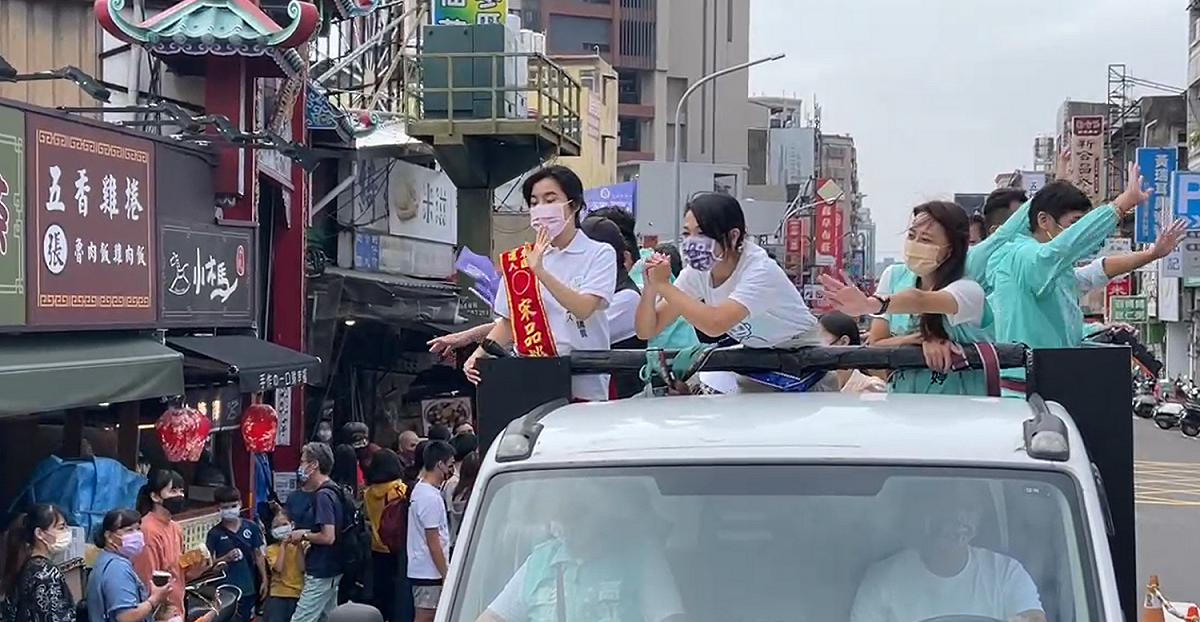 民眾黨新竹市長當選人高虹安今 ( 27 ) 日上午展開掃街謝票行程。 圖: 翻攝自高虹安臉書