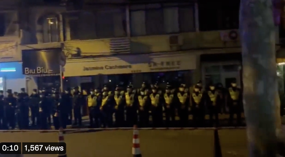 目擊者稱上海警察圍堵了烏魯木齊南北入口和安福路西段，並逮捕了近「兩車」的示威者，直到超載後，便即驅散現場其餘民眾。 圖：截自推特@showreal_me