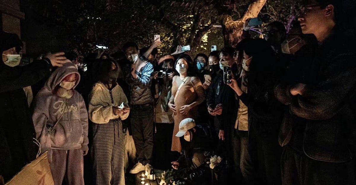 繼24日烏魯木齊因封控政策阻礙救援行動，導致一場社區大火釀10死9傷的慘劇後，中國各地近日爆發數起抗議衝突。 圖：擷自推特@t3n0TYnpIQ0eF0D