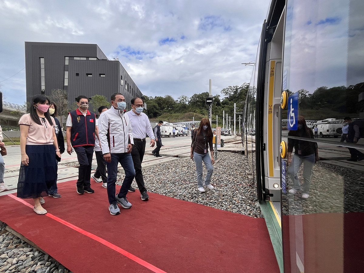侯友宜搭乘安坑輕軌列車。 圖：新北市捷運局提供