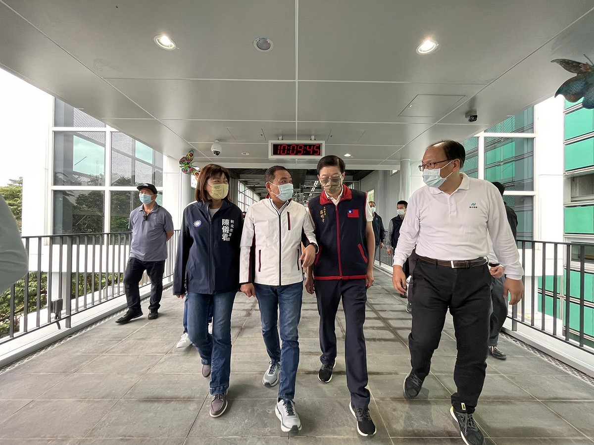 侯友宜視察安坑輕軌與環狀線轉乘連通道。 圖：新北市捷運局提供