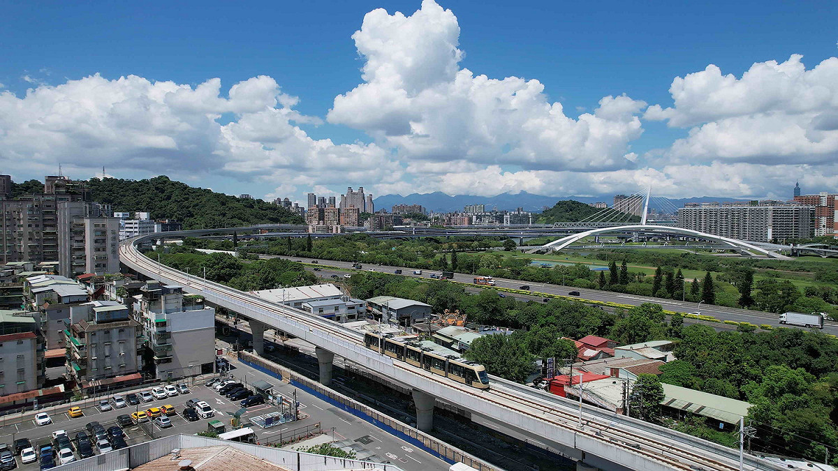安坑輕軌高架段行駛空拍。 圖：新北市捷運局提供